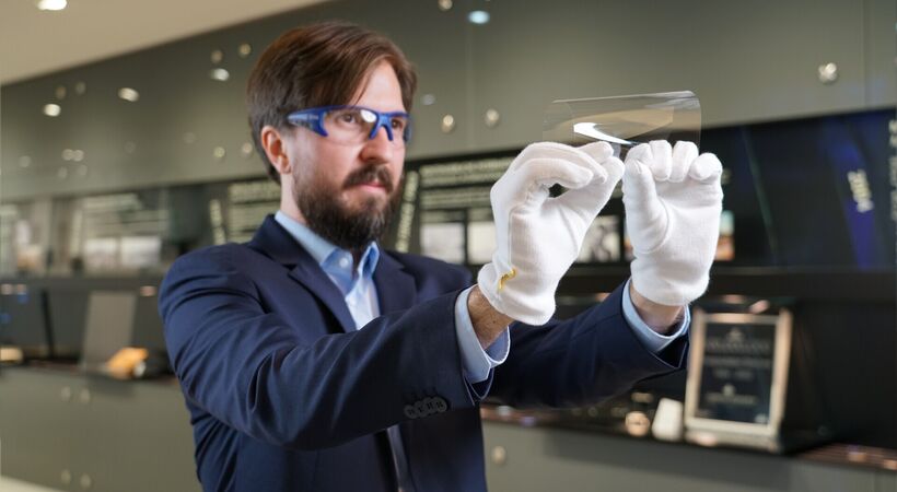 Ultrathin glass from SCHOTT is extremely flexible and robust - and is therefore ideally suited for displays of the foldable smartphones of the future. Photo: Schott