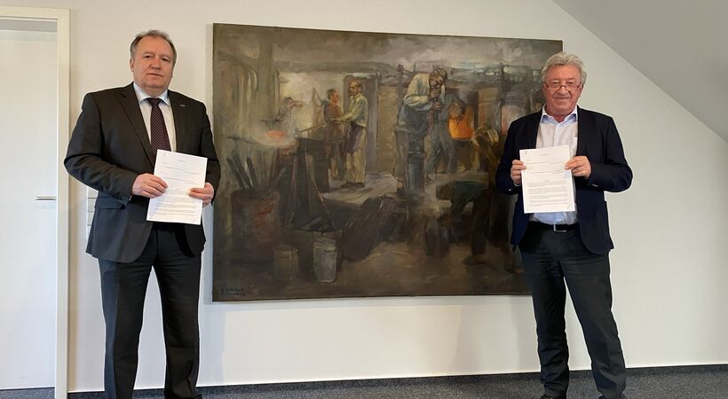 Stephan Meindl, President and CEO of Horn Glass Industries (left), signing the contract with Dr Harald Jodeit, Managing Director and owner of JSJ Jodeit (right).