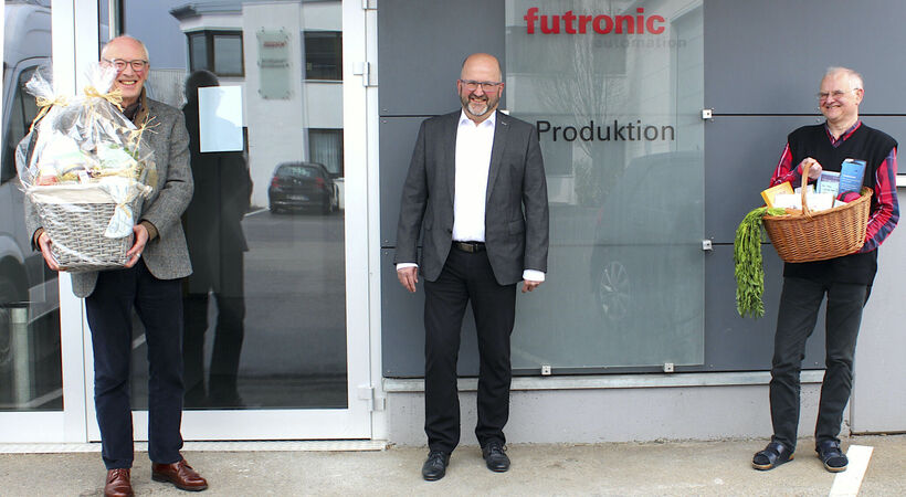 Veteran futronic employees Manfred Grünvogel and Josef Karl Kopold with Managing Director Michael Preuss (centre)