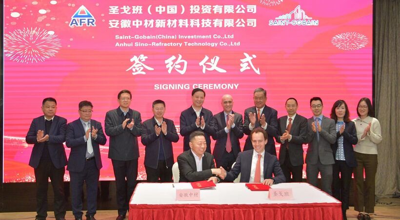 French refractory provider Sefpro has inked a deal with China's Anhui Sino Refractory (AFR) to supply to domestic glass manufacturers. Pictured: Ludovic Weber (Saint-Gobain APAC CEO) and Fude Wei (AFR).