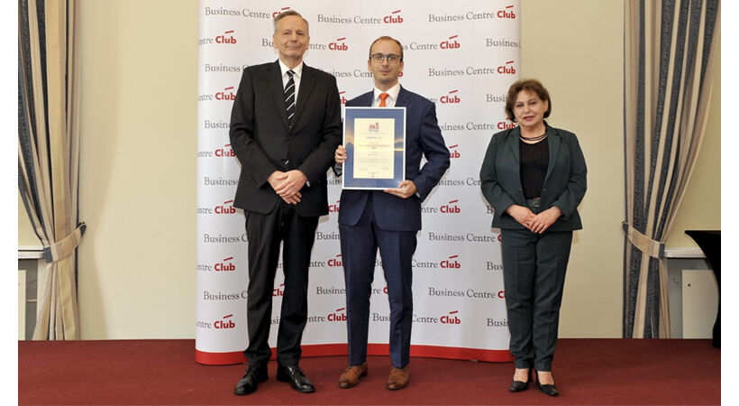 Grzegorz Żelezik (middle) received the award on behalf of the company.
