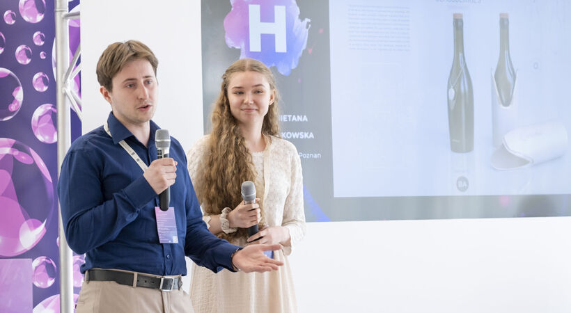 Mariusz Śmietana and Hanna Kossakowska students at the University of Fine Arts in Poznan, won this year's Glassberries award which focused on digital technology in glass manufacturing design.