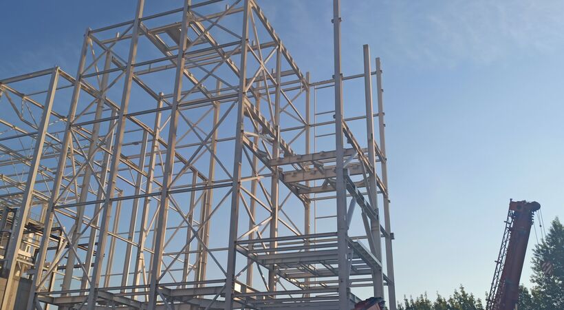 Ardagh Glass Packaging is constructing a batch plant alongside a 400tpd furnace at its glass production facility in Wyszków, Poland.