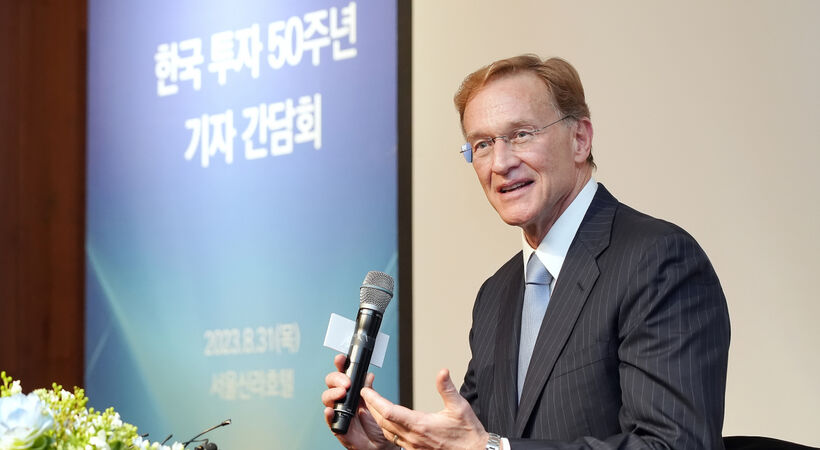 Corning Chairman Wendell Weeks unveiled Corning's $1.5 billion investment in South Korean glassmaking.