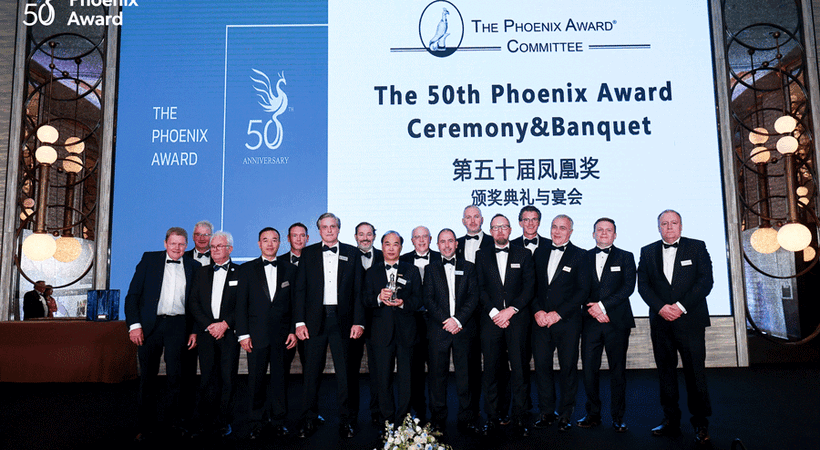 Dr Li Shen Hua, Huaxing Glass Chairman and Founder, was bestowed with the Glass Person of the Year Award for 2020. He is seen here with members of the Phoenix Award Committee.