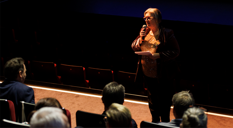 Valérie Tellier, President of La Glass Vallée, welcomes participants to Glass Night 2023. [Image: Anne Soullez]