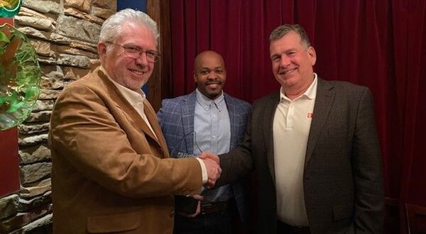 O-I’s Jan Schep receives Hotbels BTU glass industry award