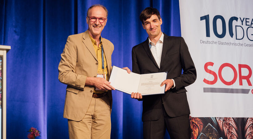 Conference President Joachim Deubener (left) with René Limbach (right), who won the Adolf-Dietzel Industry Award from DGG at the 2022 conference.