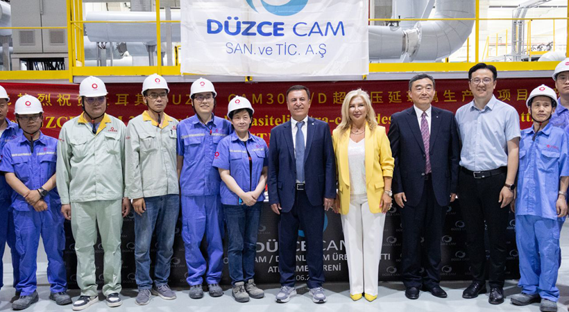 Kasim Aktaş, Chairman of the Board of Directors at Düzce Cam (centre).