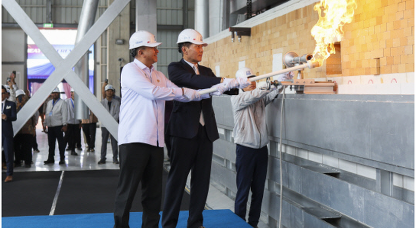 KCC Glass Chairman Chung Mong-ik (right) and Indonesian Minister of Investment Rosan Roeslani (left) ignite the furnace at KCC Glass’s Indonesia plant during the furnace lighting ceremony