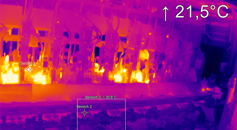 The system’s cameras produce infrared images at vantage points on and around an IS machine. By recording 20-second video clips on a loop, the cause of a fire can be quickly identified. [Screenshots: Bucher Automation Tettnang]