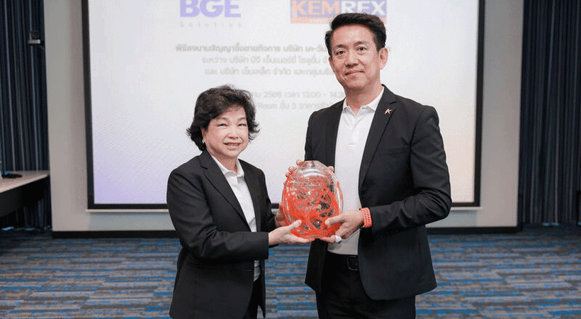 Bangkok Glass Group deputy CEO Ms. Amarat Puvaveeranin (left) at the signing ceremony for the renewable energy acquisition