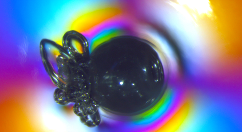 Silicium inclusion after glass melting - origin through wafer silizium from cullet contamination.