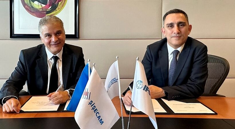 From right to left: Can Yücel, Şişecam CEO, and Ashruf Megahed, IFC Regional Industry Head for Manufacturing, Agribusiness, and Services in the Middle East and Central Asia. (Image: AA Photo)