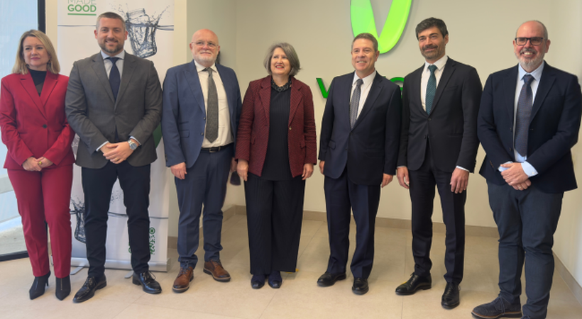 Vidrala unveiled its €180 million investment during a visit to its Caudete glass production plant in Albacete, Spain by local dignitaries