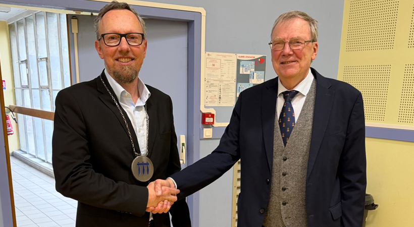 Former ICG President Reinhard Conradt (right) presented the presidential badge to Glass Service's Erik Muijsenberg (left).