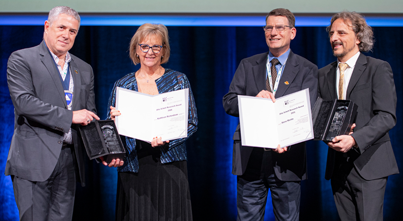 Steve Martin and Kathleen Richardson receive the Otto Schott Research Award. (Picture: Schott.)