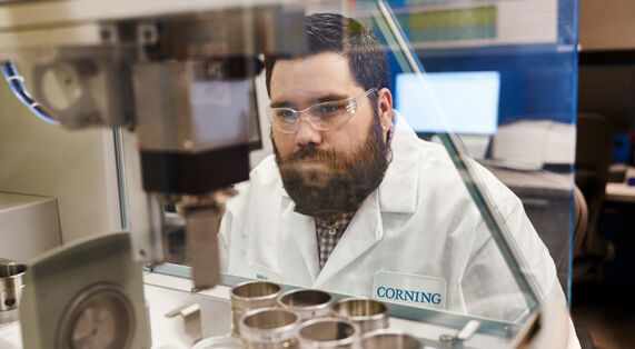 Apple awards $250 million to Corning